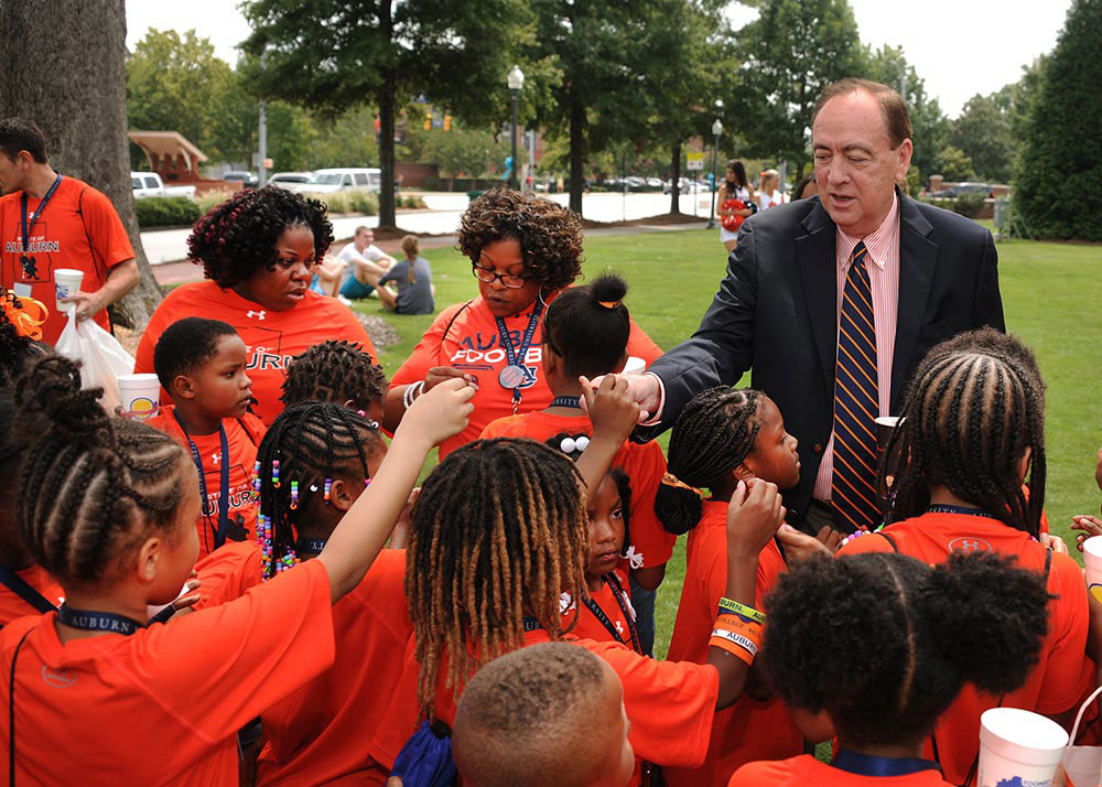 Students from Chicago’s New Schmid Elementary School shake hands with President Jay Gogue.