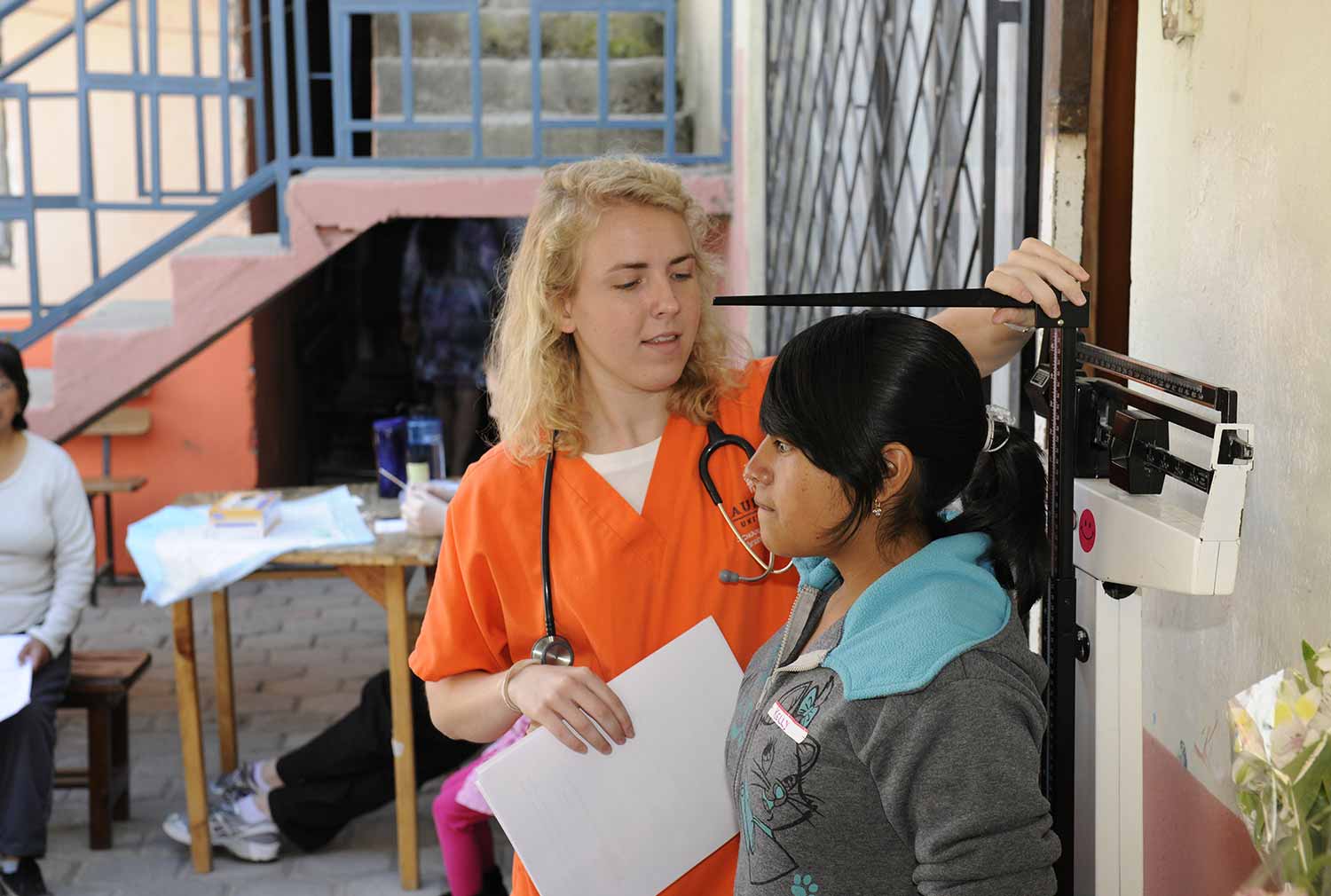 A student nurse talks with a patient