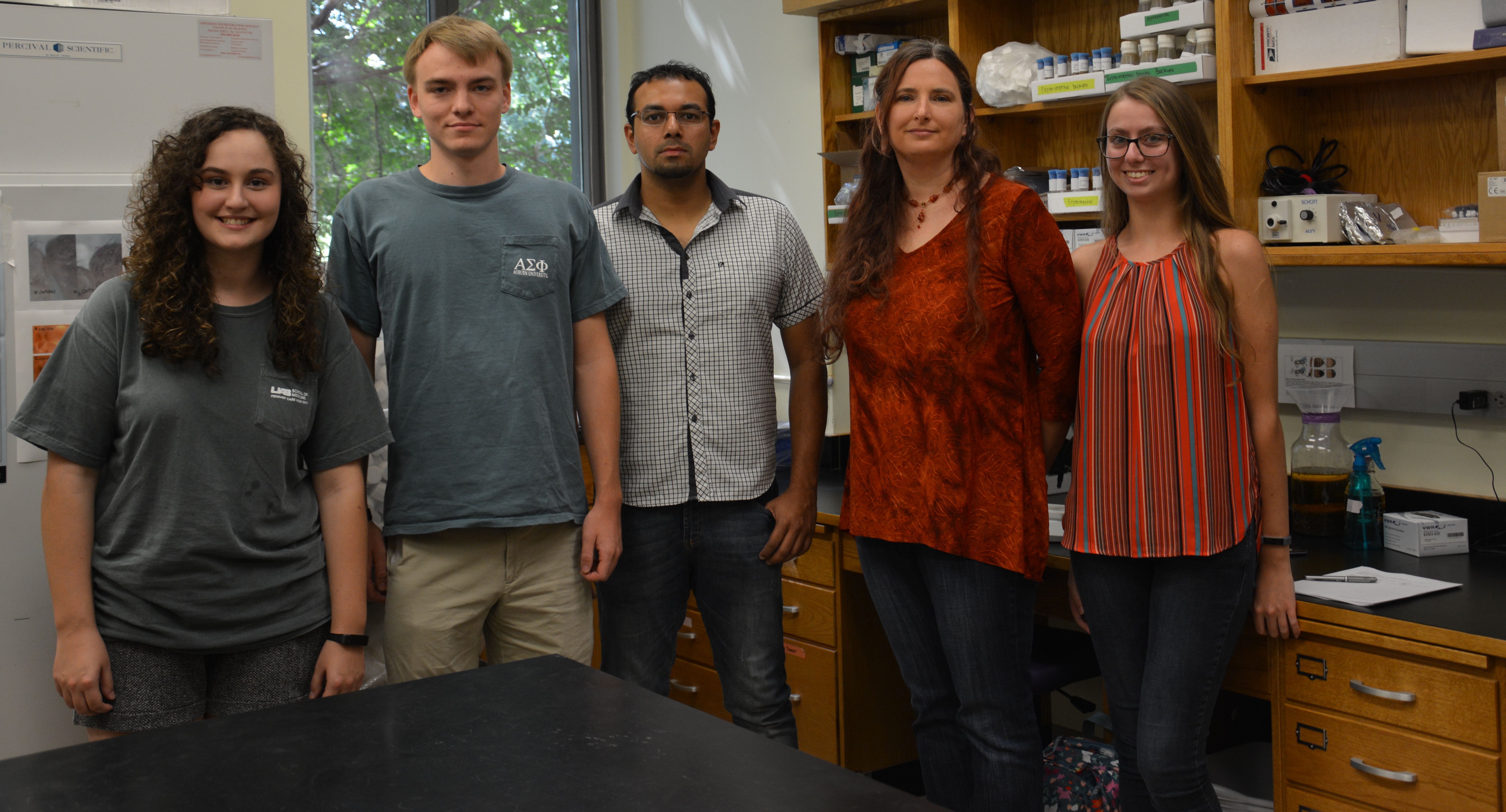 Dr. Rita Graze and her students in the Graze Lab.