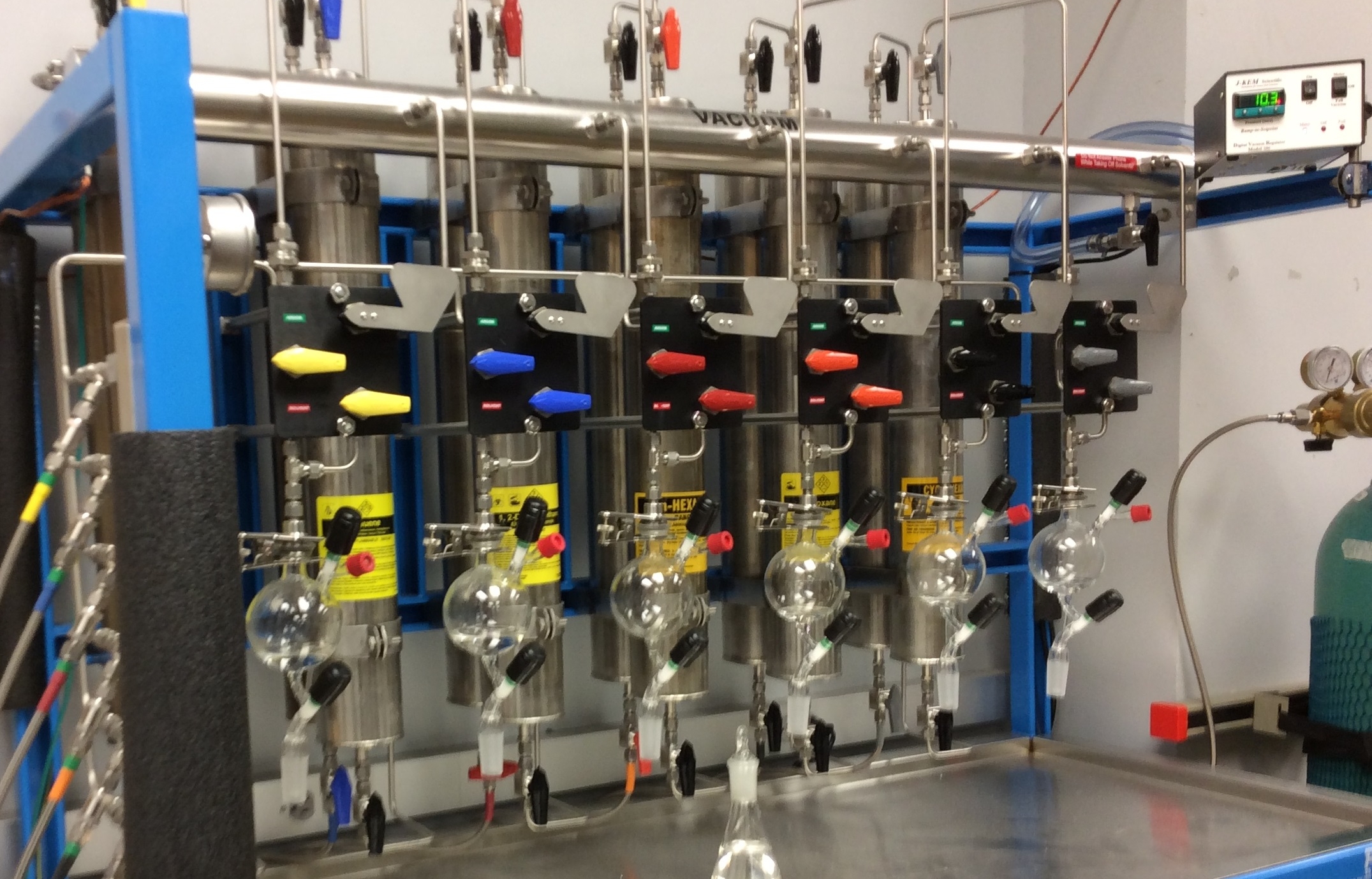 This equipment is used to purify the solvents used for chemical reactions. 