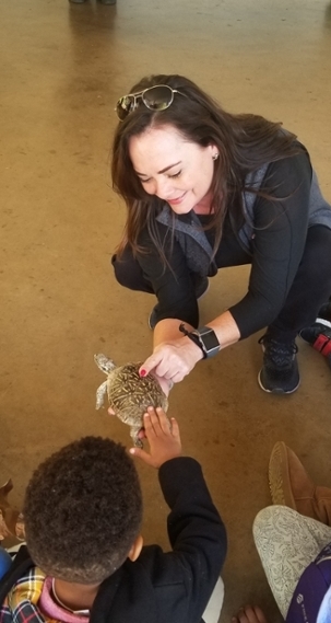 Toni Bruner from the Museum of Natural History shows students a box turtle. 
