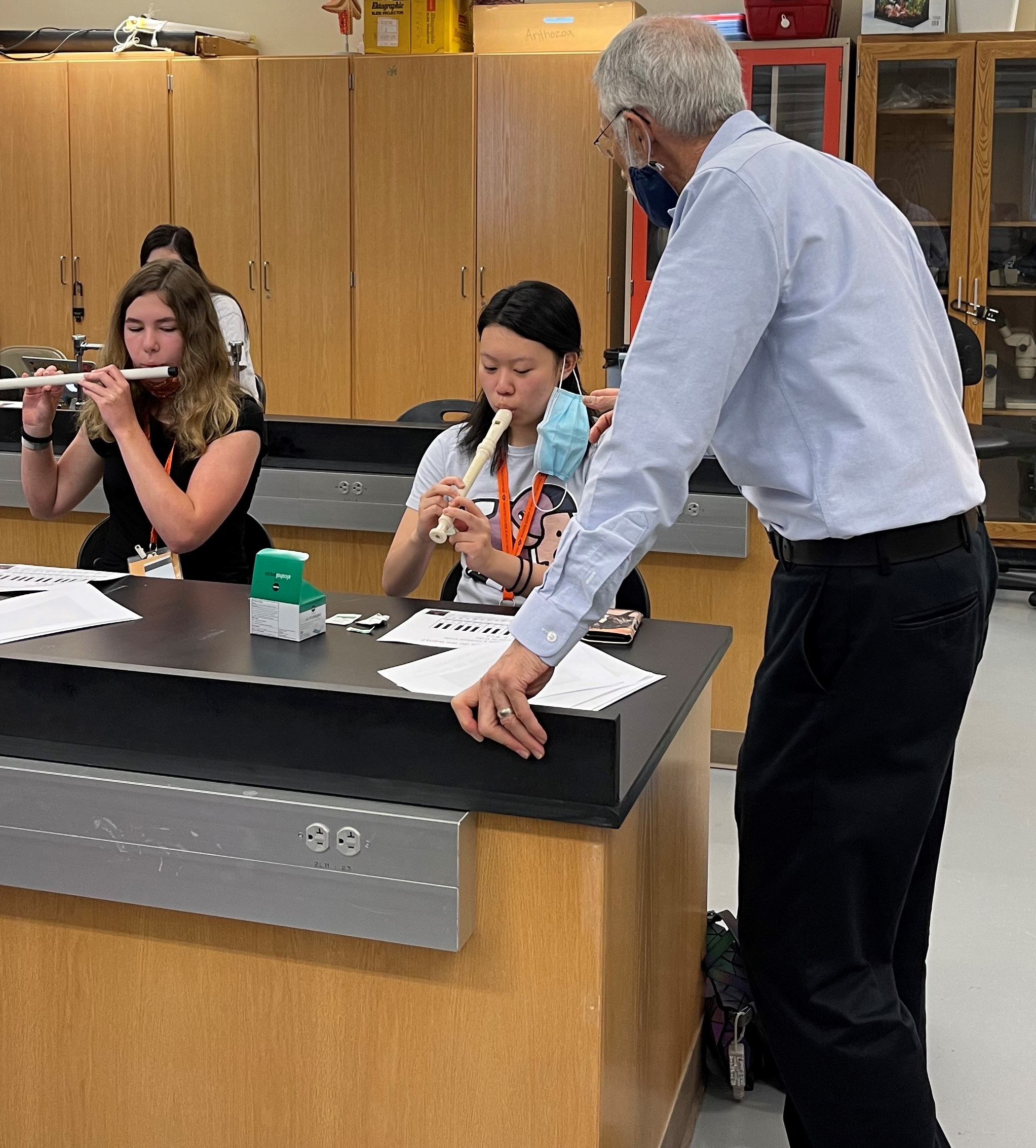 Dean Giordano discusses the musical notes recorders produce with Vicki Wang and Audrey Mcelroy.