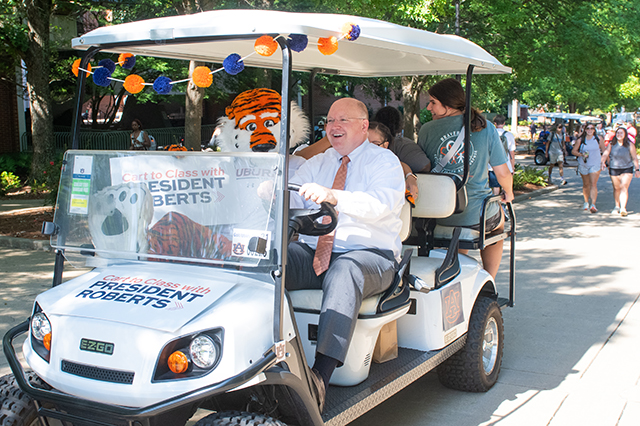 President Roberts surprises students with ride to class for first day of fall semester