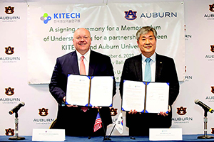 Auburn University President Christopher B. Roberts, left, signed a memorandum of understanding on Tuesday, Dec. 6, with Nak Kyu Lee, president of the Korea Institute of Technology, that will expand upon the collaborative research efforts of Auburn’s faculty and laboratories with local companies supported by KITECH.