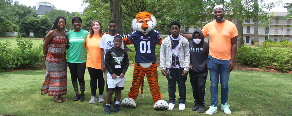 Group Photo with Aubie of Learning Spaces Participants and Scholar Volunteers. 