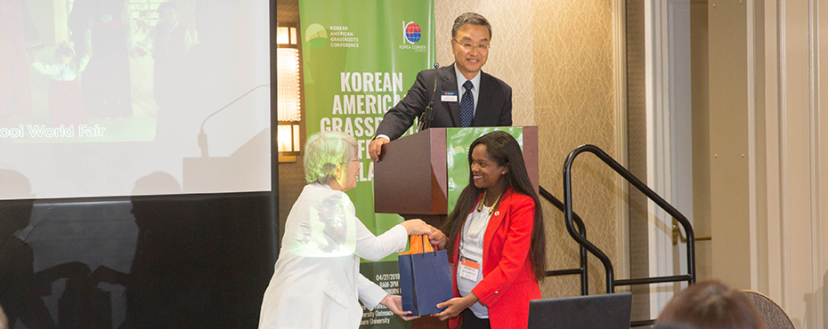 Dr. Suh, director of Korea Corner, presents gift to Nichelle Williams Nix, Director of the Governor's Office of Minority Affairs.